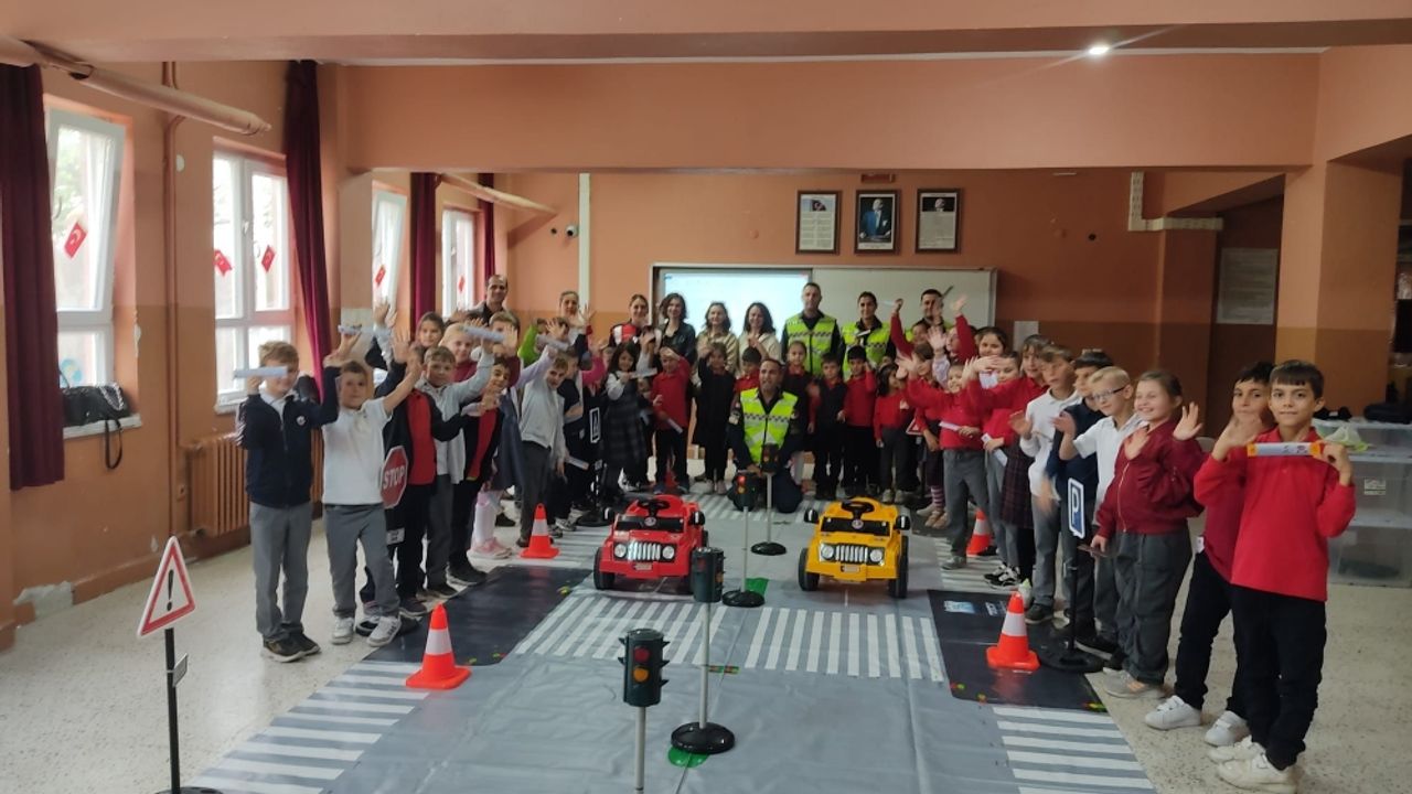 Edirne'de jandarma ekipleri öğrencilere trafik eğitimi verdi