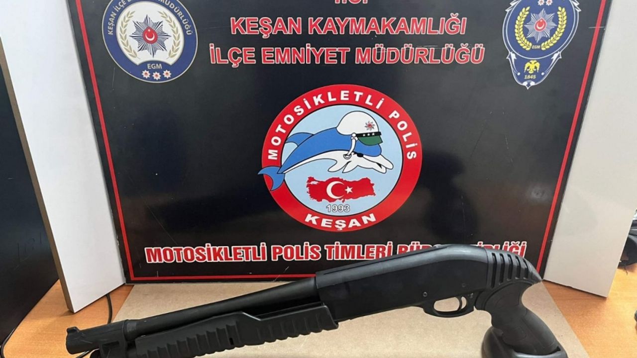 Edirne'de polisin "dur" ikazına uymayan sürücünün kullandığı otomobil lastiklerine ateş açılarak durduruldu