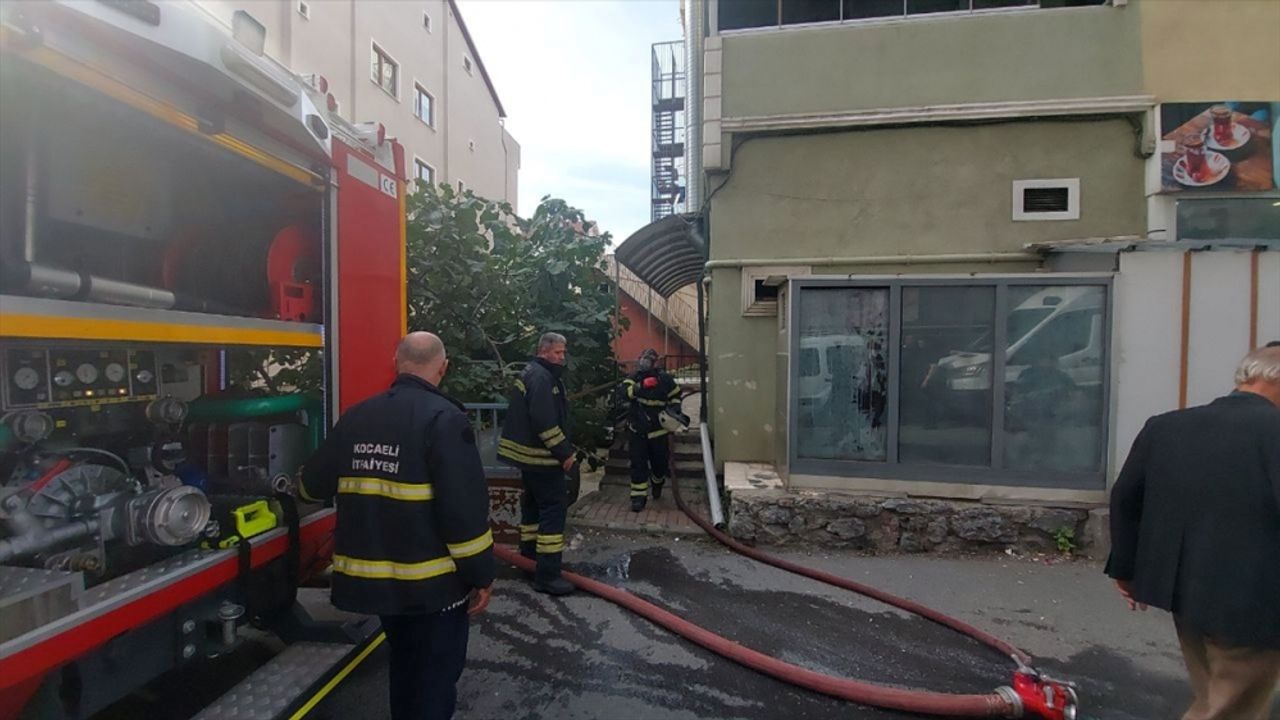 Gebze'Apartmanın ikinci katında çıkan yangın hasara neden oldu