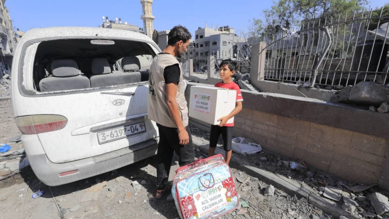 İHH, İsrail'in vurduğu Gazze'ye 2 bin 682 gıda kolisi dağıttı