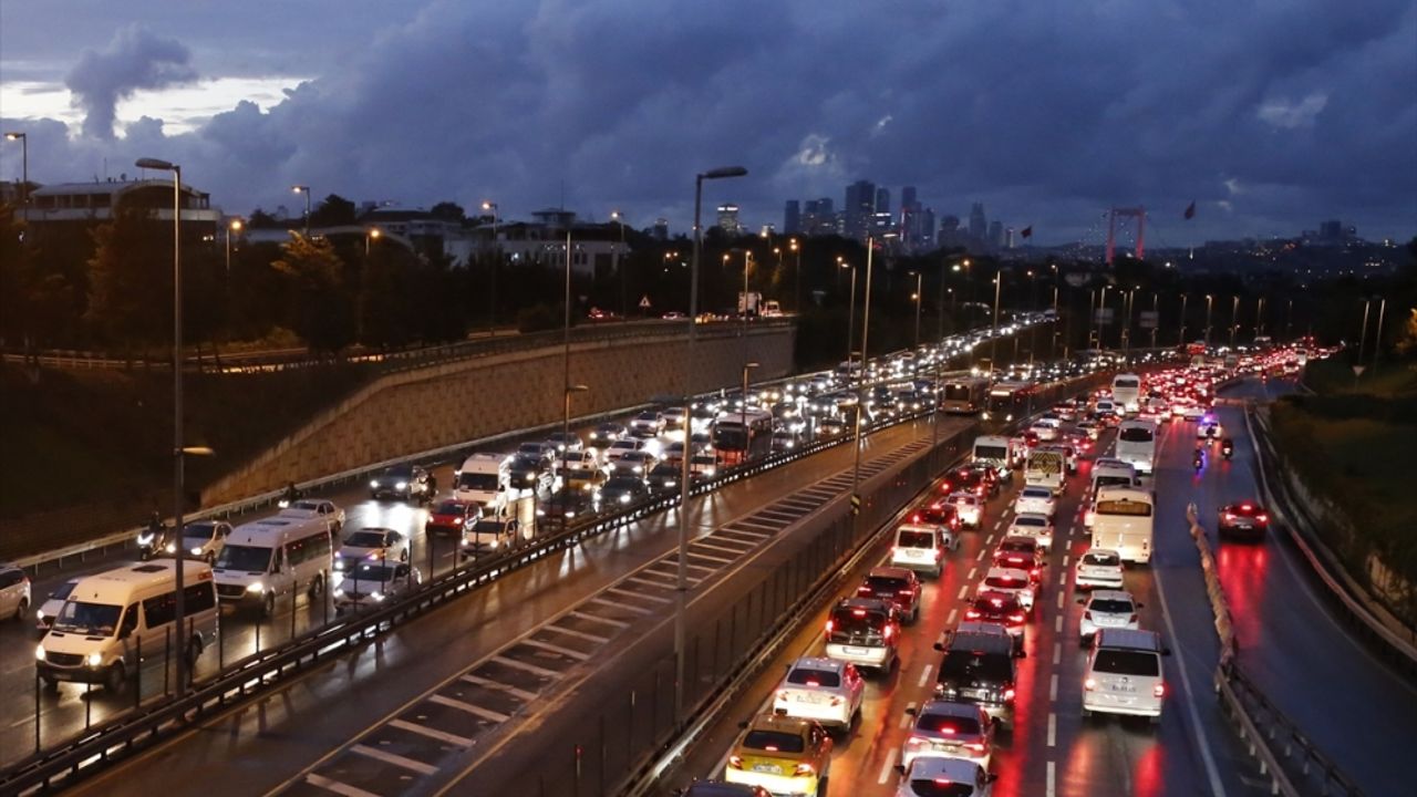 İstanbul'da yağışın da etkisiyle trafikte yoğunluk yaşanıyor