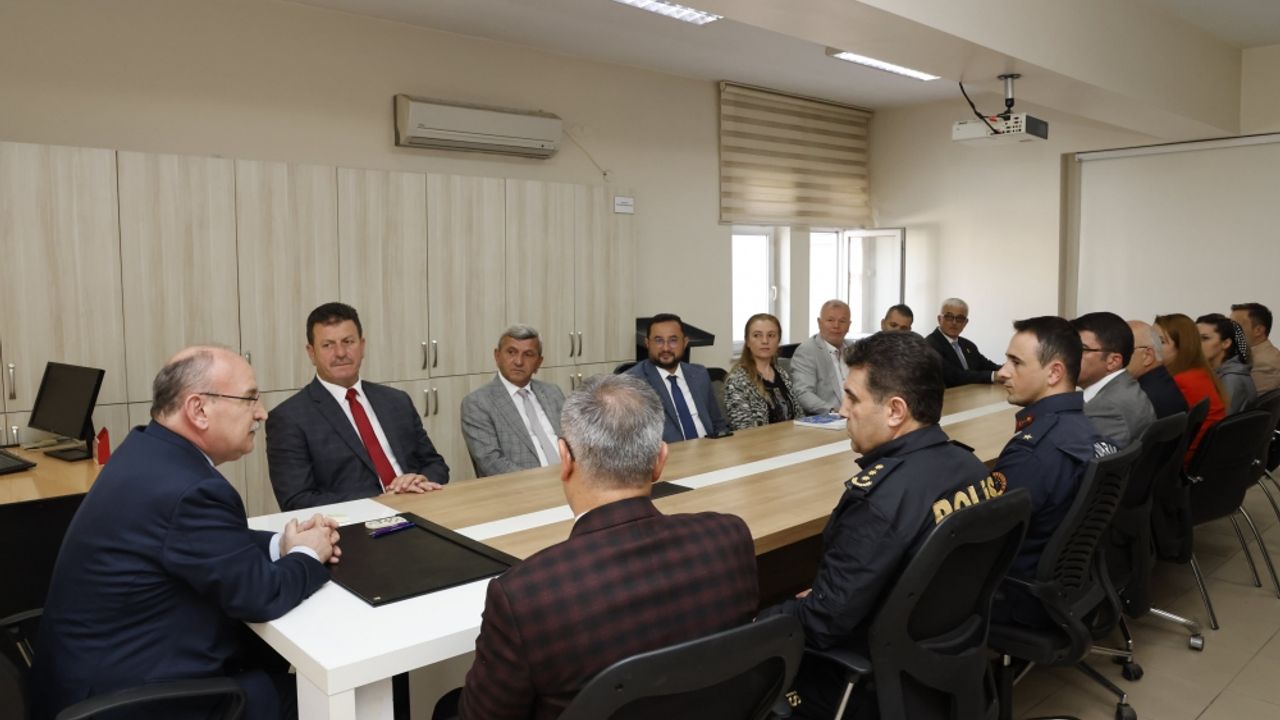 Sakarya Valisi Karadeniz, Akyazı'da ziyaretlerde bulundu
