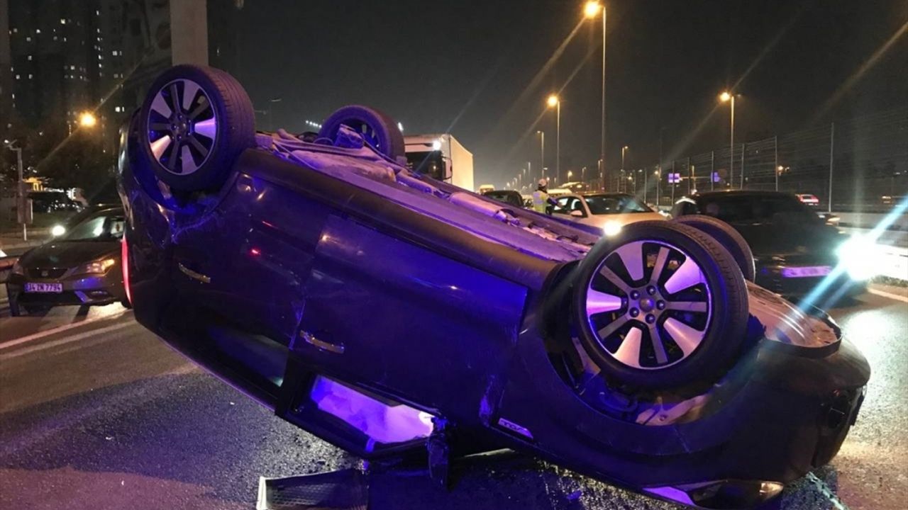 Zeytinburnu'nda otomobilin park halindeki araca çarpması sonucu 1 kişi yaralandı