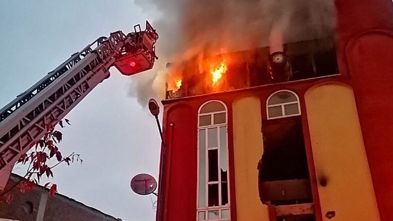 Bursa İnegöl'de Mobilya İşletmesinin Çatı Katında Yangın Kontrol Altına Alındı