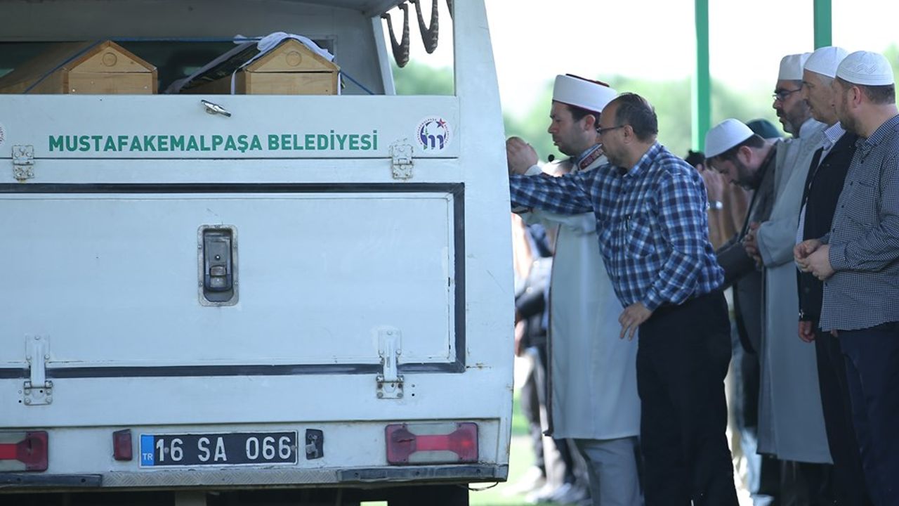 Mustafakemalpaşa'da Boşanma Sürecindeki Anne ve 2 Çocuğunun Cenazesi Defnedildi