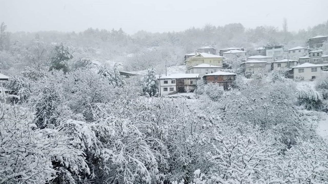 Bursa'nın Orhaneli İlçesi'nde Mevsimin İlk Karı Düştü