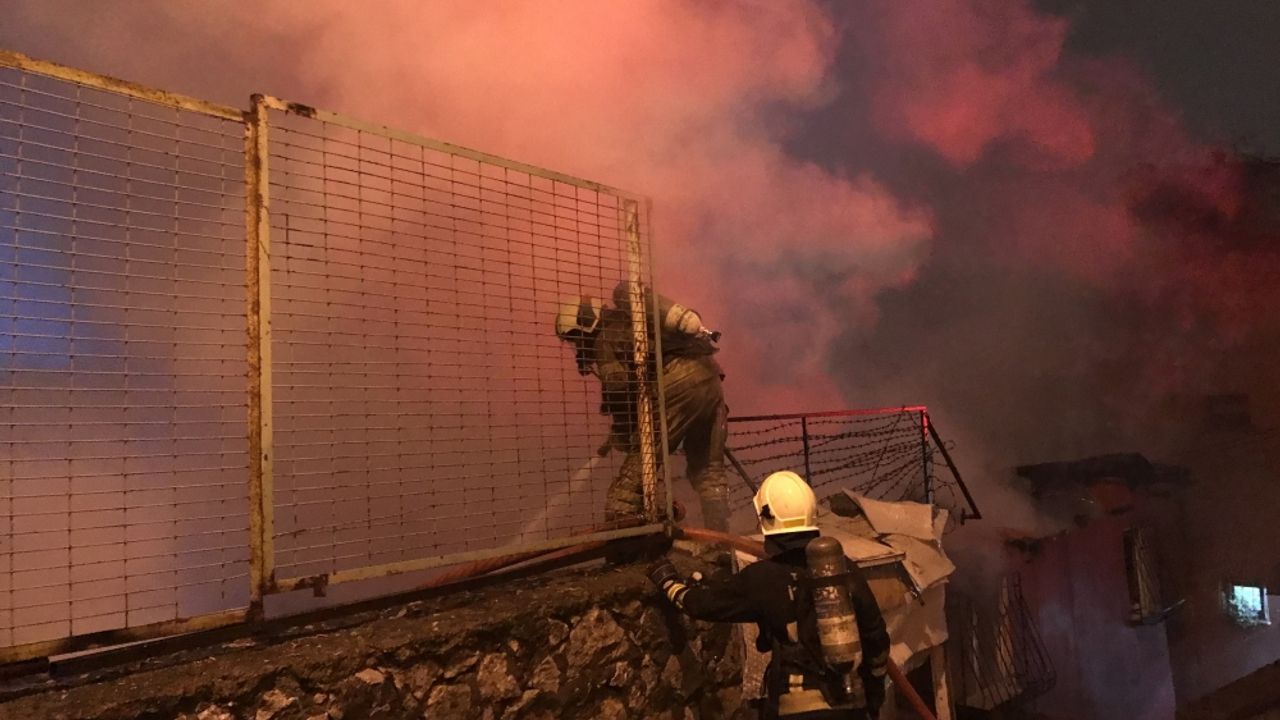 Bursa'da ahşap evde çıkan yangın söndürüldü