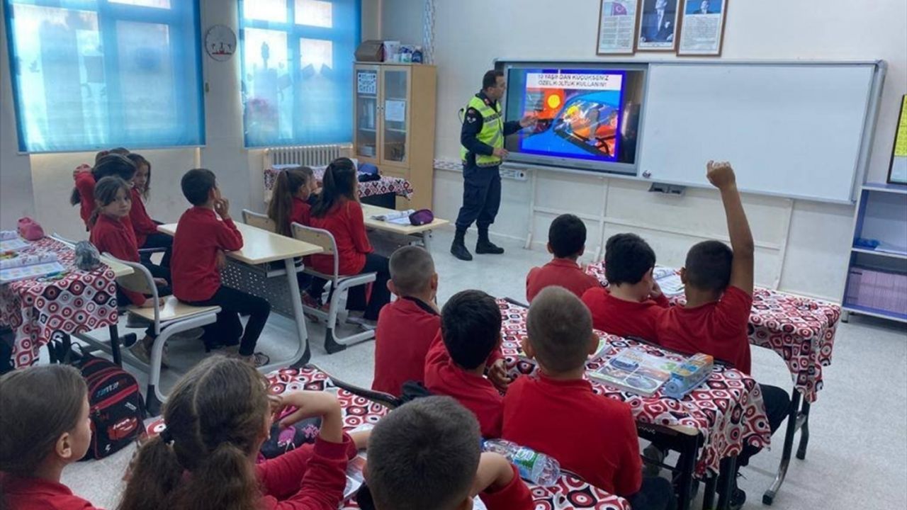 Edirne'de jandarma öğrencilere trafik eğitimi verdi