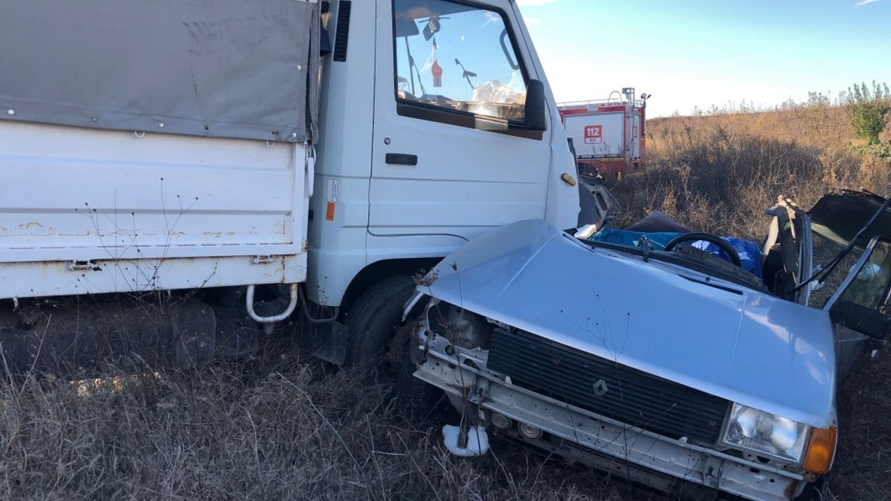 Kırklareli'nde kamyonet ile otomobilin çarpıştığı kazada 1 kişi öldü, 3 kişi yaralandı