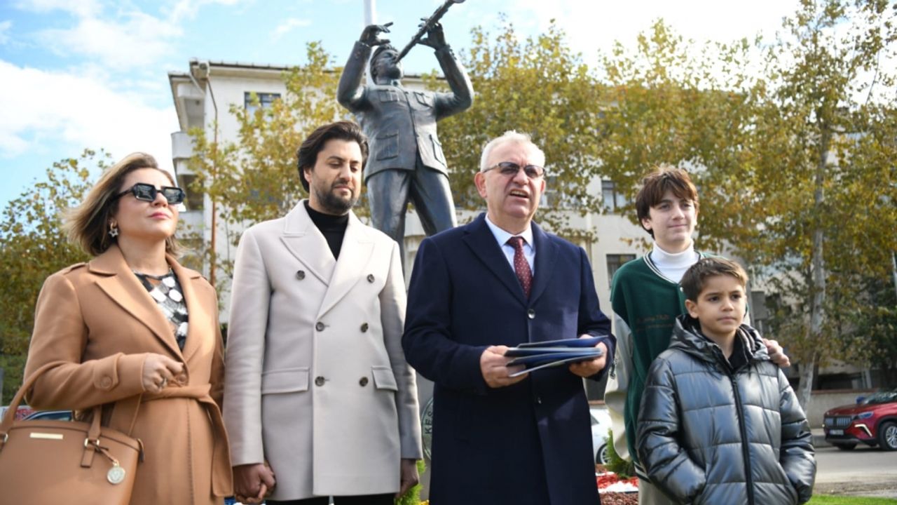 Klarnet virtüozü Serkan Çağrı'nın heykeli memleketi Keşan'da törenle açıldı