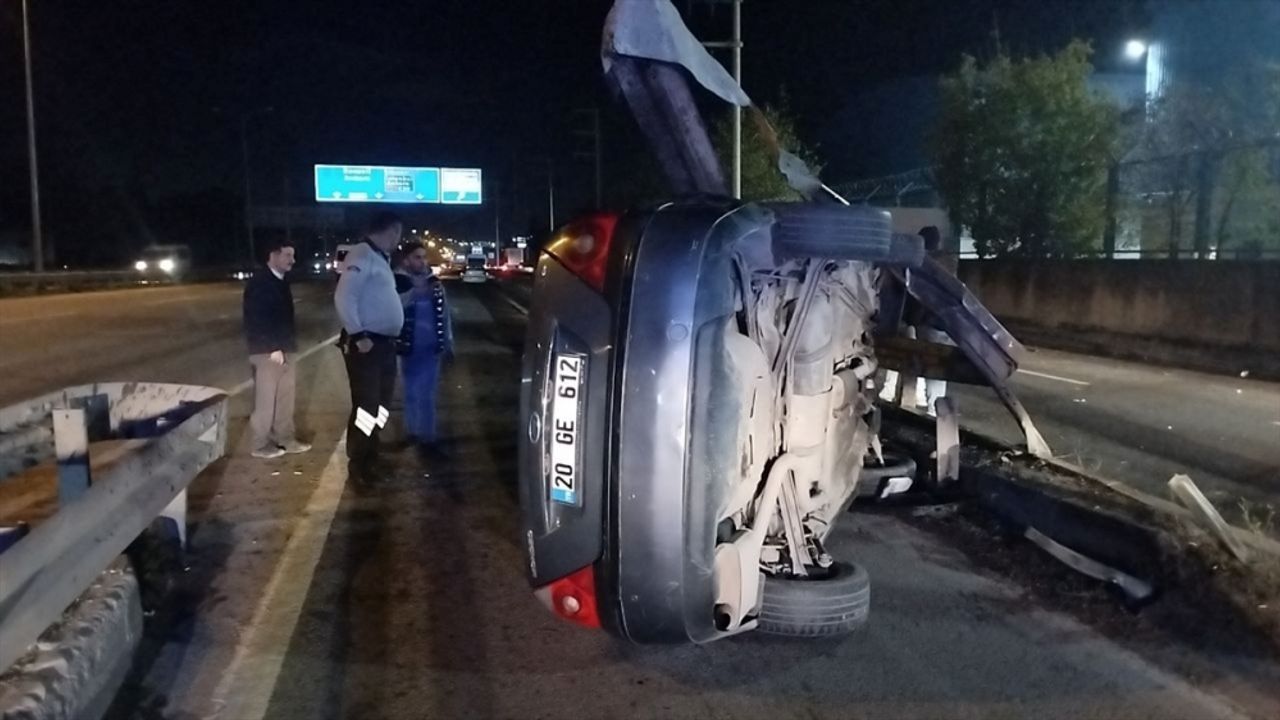 Kocaeli'de bariyere çarpan otomobildeki 2 kişi yaralandı