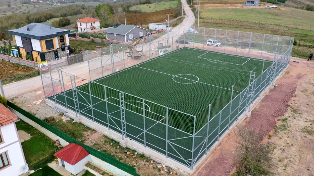 Kocaeli'nin kırsal mahallerine futbol sahası yapılıyor