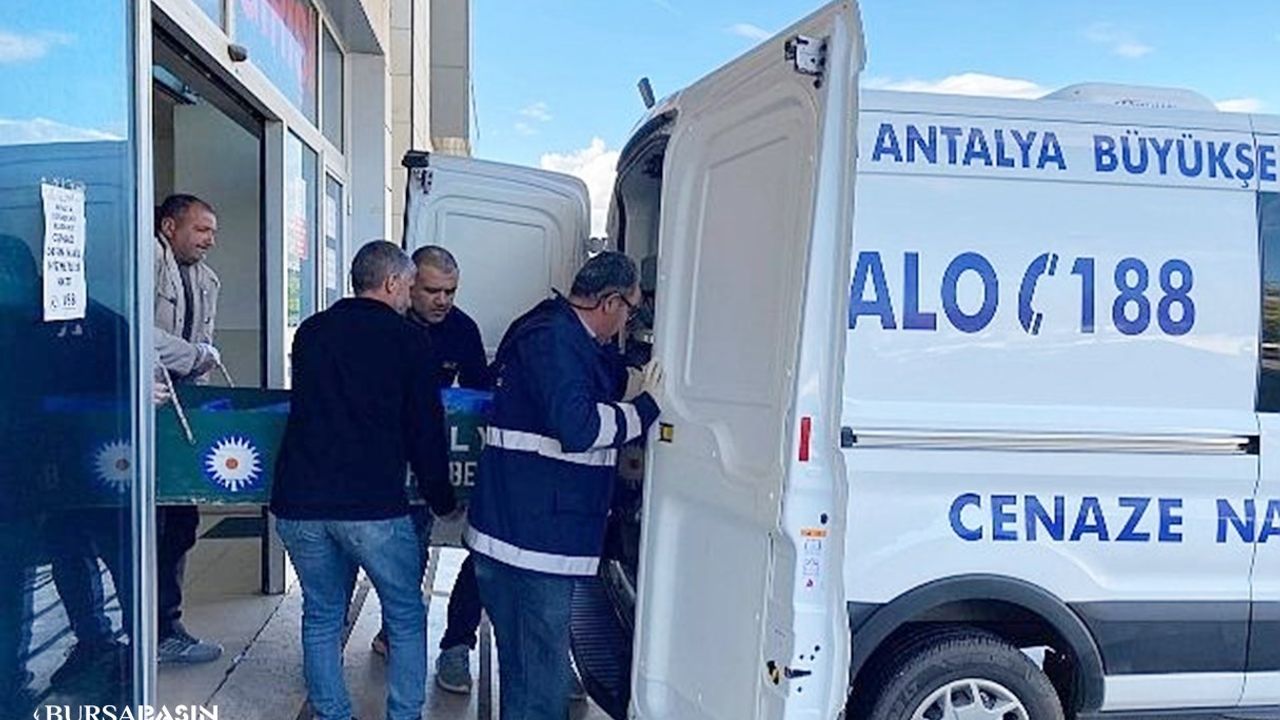 Antalya'da Trafik Kazasında Otomobil Dükkan Duvarına Çarptı: 2 Genç Hayatını Kaybetti