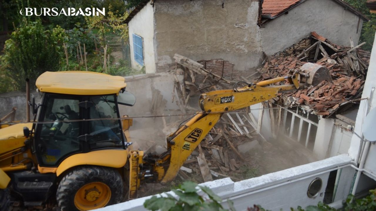 Osmangazi Belediyesi, Muradiye Mahallesi'nde Tehlikeli Metruk Binayı Yıktı