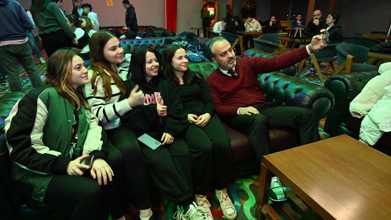 Bursa'da Liseler Arası Bowling: 1000 Liseli Stres Attı