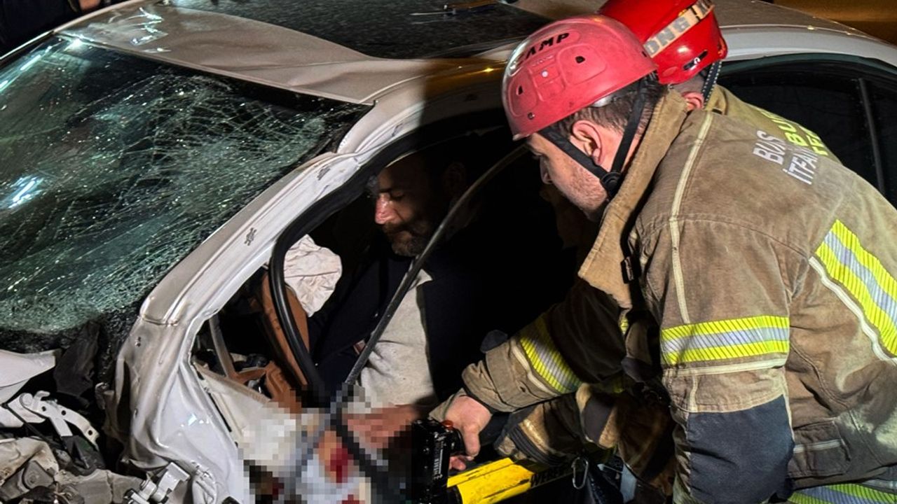 Osmangazi'de Bariyerlere Çarpan Otomobilin Sürücüsü Yaralandı