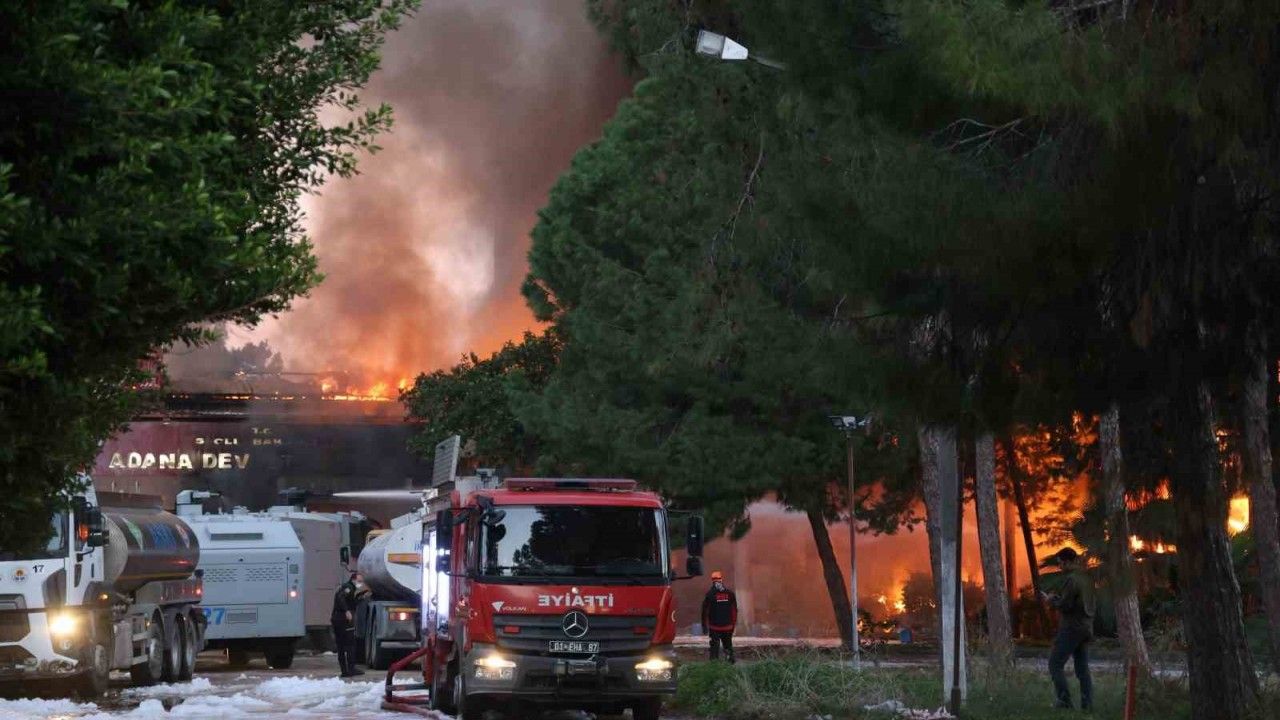 Adana’da eski devlet hastanesinde çıkan yangın kontrol altına alındı