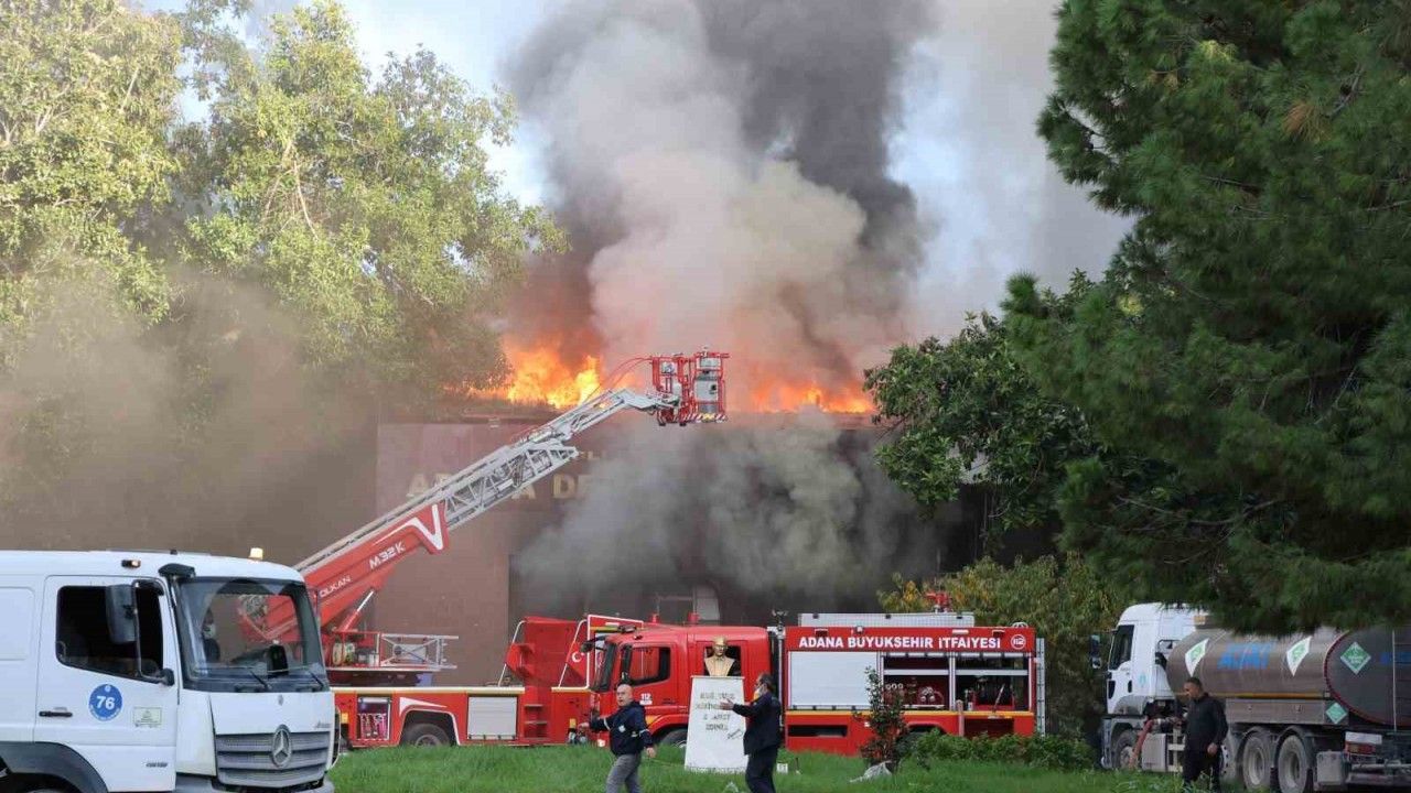 Adana’daki hastane yangını sürüyor: Tüm bina alevlere teslim oldu