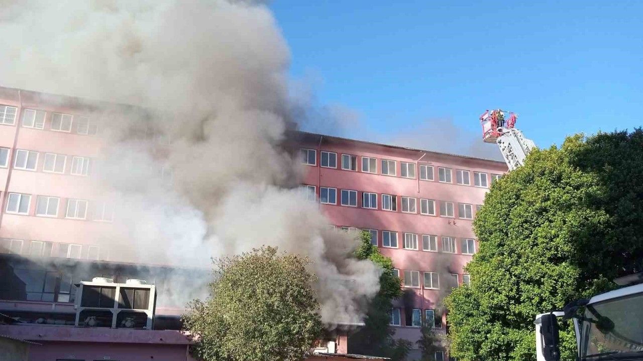 Adana’daki yangın devam ediyor, işçiler kurtarıldı