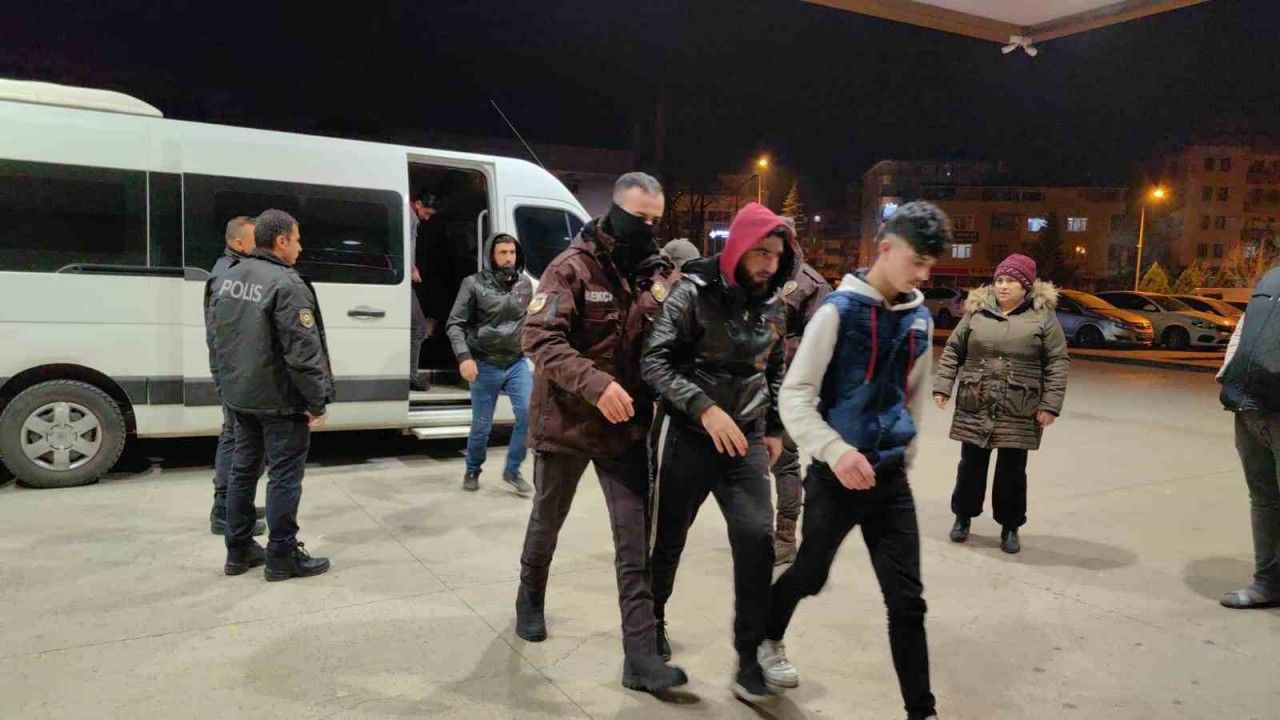 Bursa İnegöl'de Bir evde 13 kaçak yakalandı