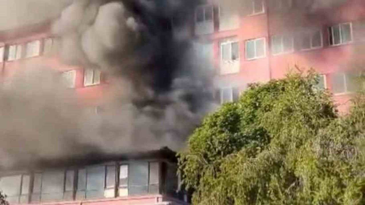 Eski devlet hastanesinde yangın: 2 işçi mahsur kaldı
