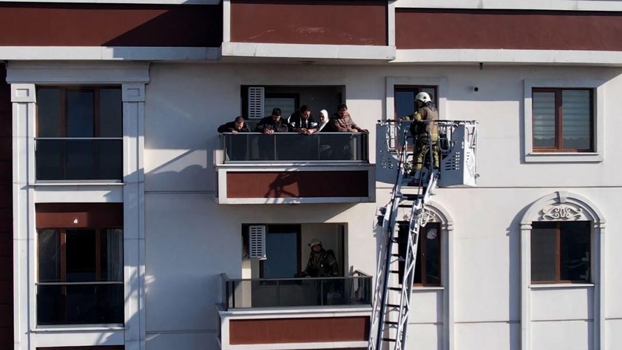 Sultangazi’de 15 katlı binada yangın çıktı, vatandaşlar mahur kaldı