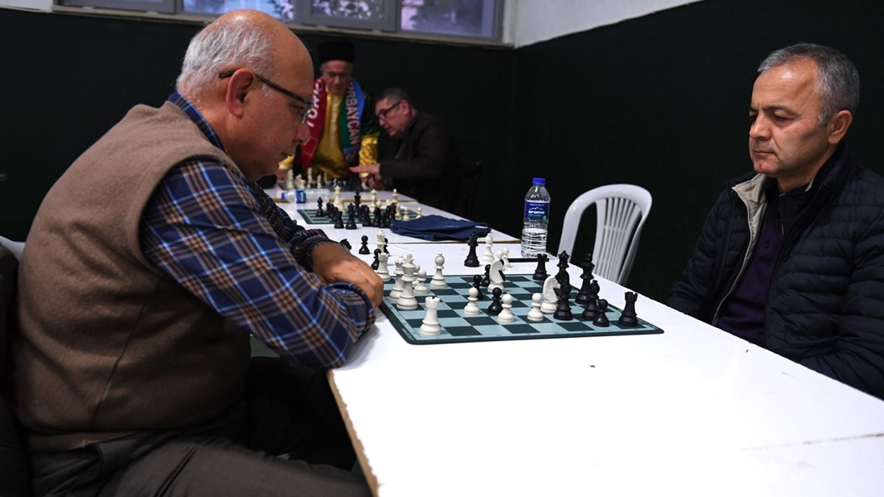 Osmangazi'de Dedeler ve Torunları Satranç Turnuvasında Buluştu