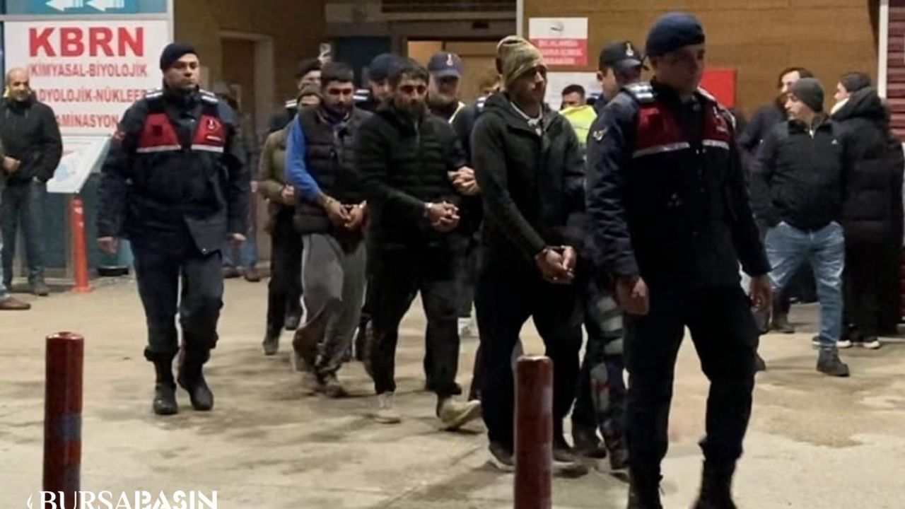 İnegöl'de Jandarma, Gece Kaçak Göçmenleri Yakaladı