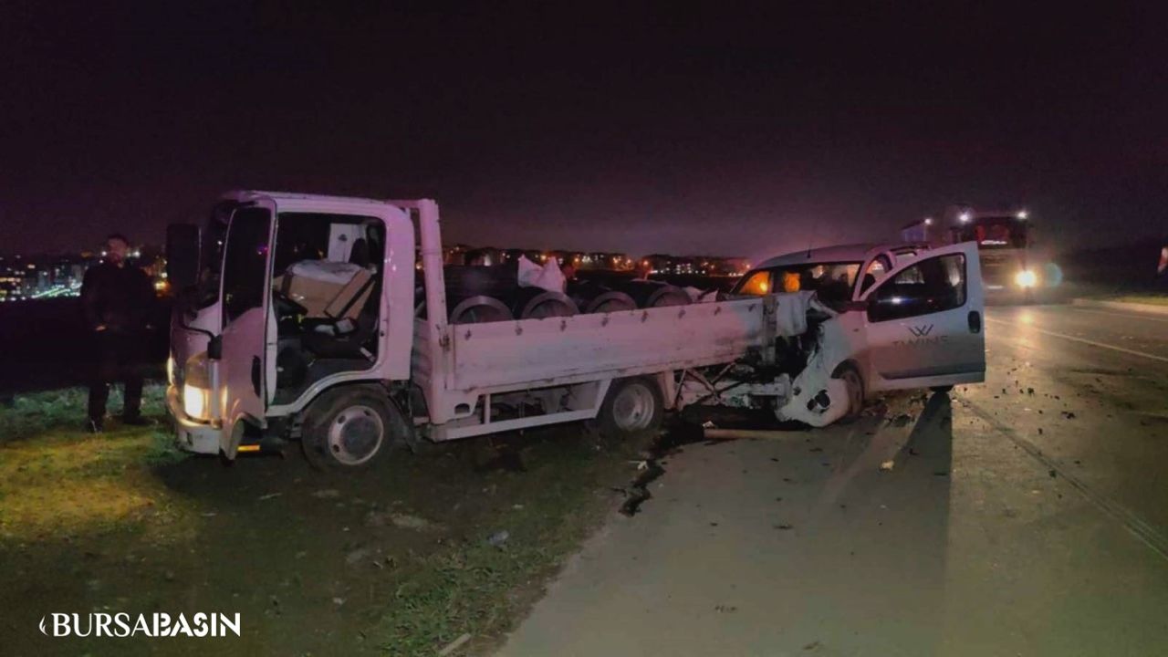 İnegöl'de Trafik Kazası: Hafif Ticari Araç Kamyonete Çarptı, 1 Yaralı Var