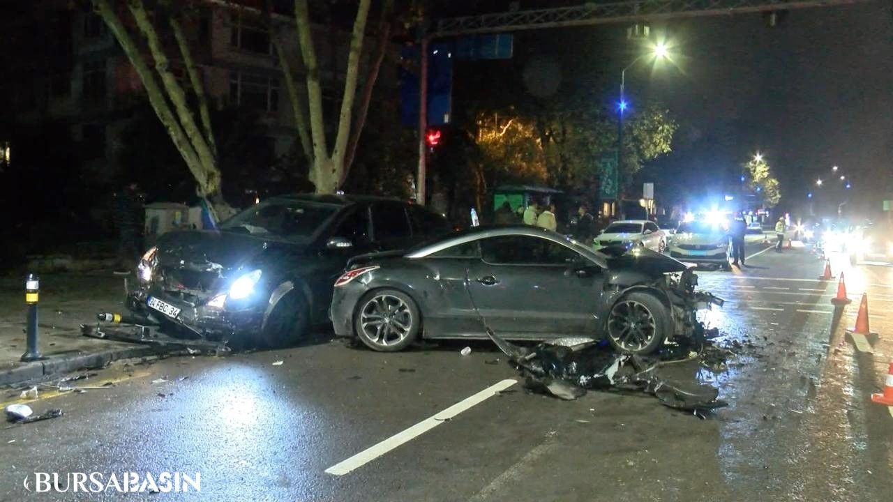 Kadıköy'de Alkollü Sürücü Kırmızı Işıktaki Araçlara Çarptı, Ağır Yaralandı