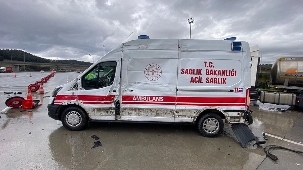 Bursa'da Tırla Ambulansın Çarpışması: Şans Eseri Yaralanan Yok