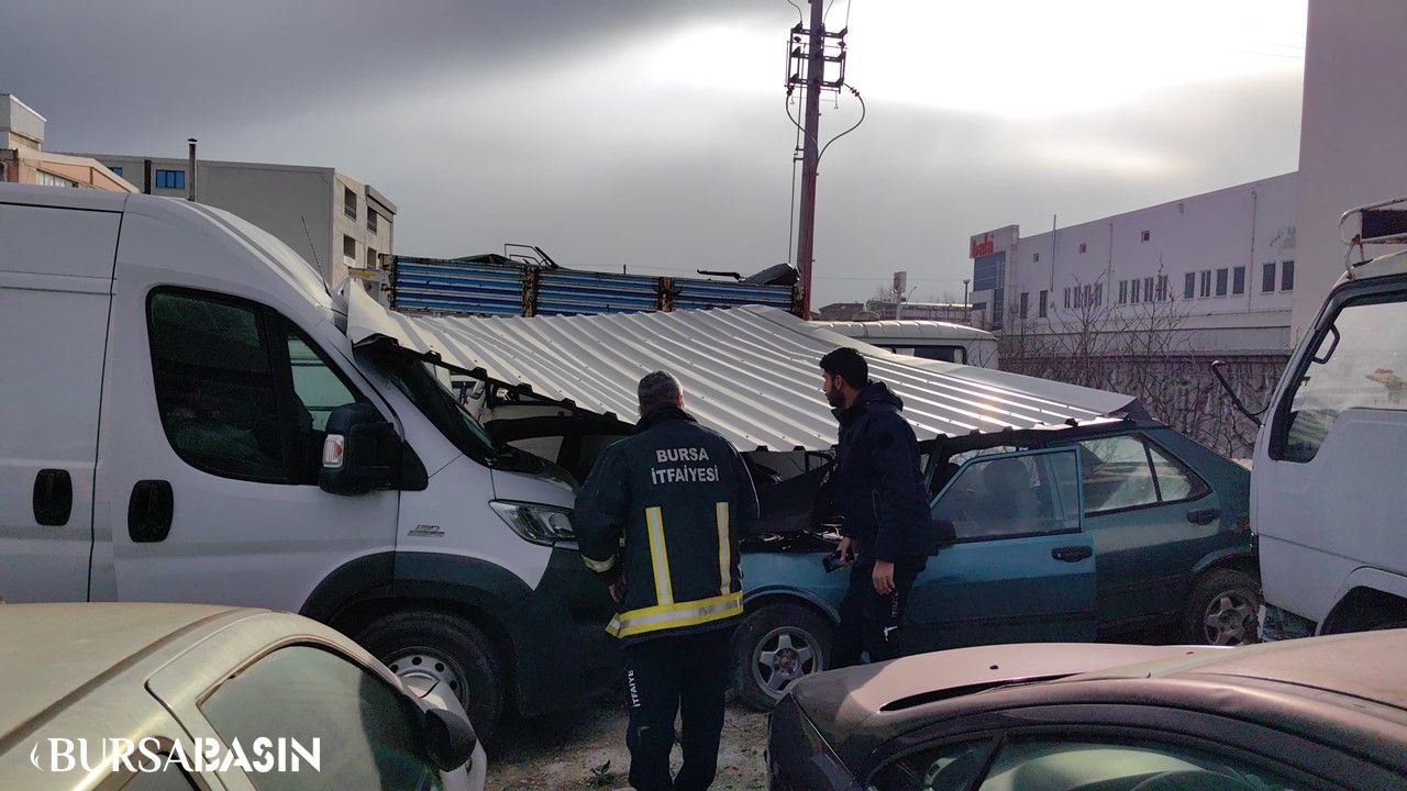 Lodos Bursa'da Fabrika Çatısını Uçurdu, Otoparkındaki Ağaçlara Zarar Verdi