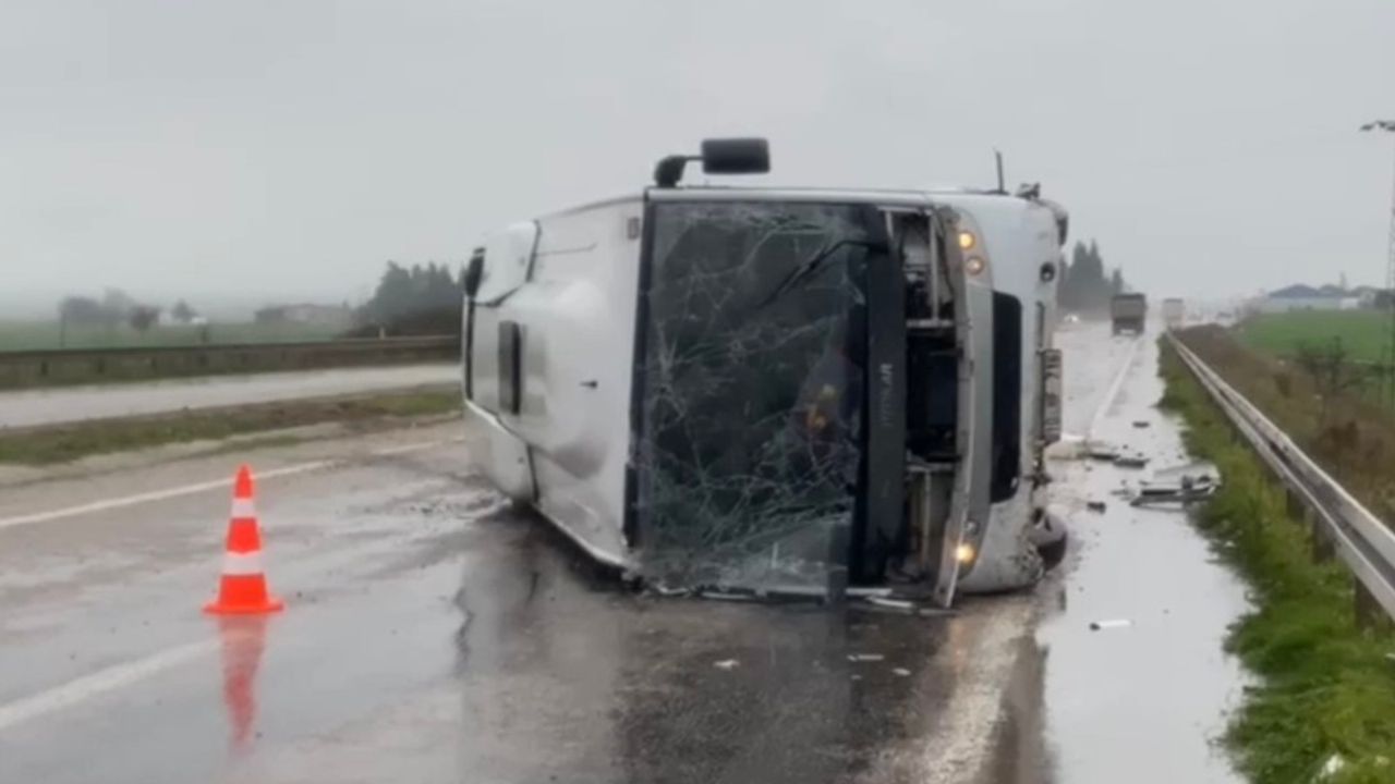 Balıkesir'de Yağışın Yarattığı Kazada Minibüs Devrildi