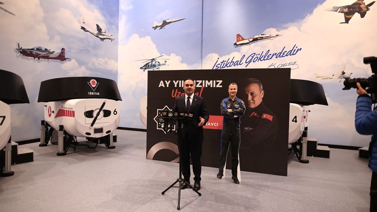 Bakan Mehmet Fatih Kacır, Alper Gezeravcı ile Uzayda Bağlantı Kurdu