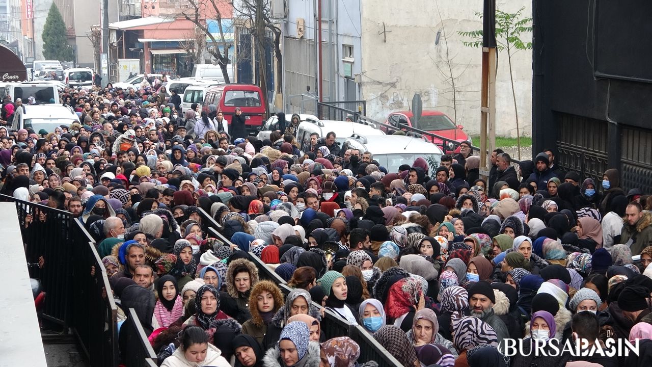 Bursa'da Zücaciye Mağazası Açılışında İzdiham: Sokak Trafiğe Kapatıldı!