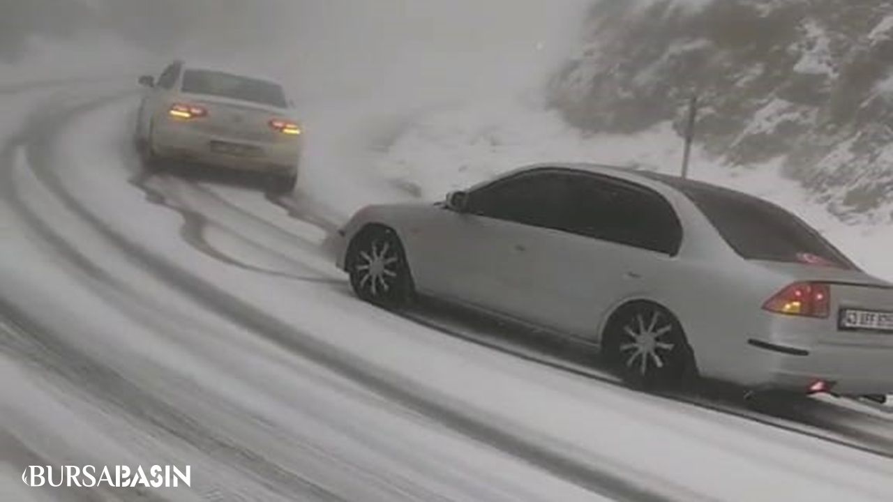 İnegöl-Domaniç Yolu'nda Kar Engeli: Araçlar Yolda Kaldı