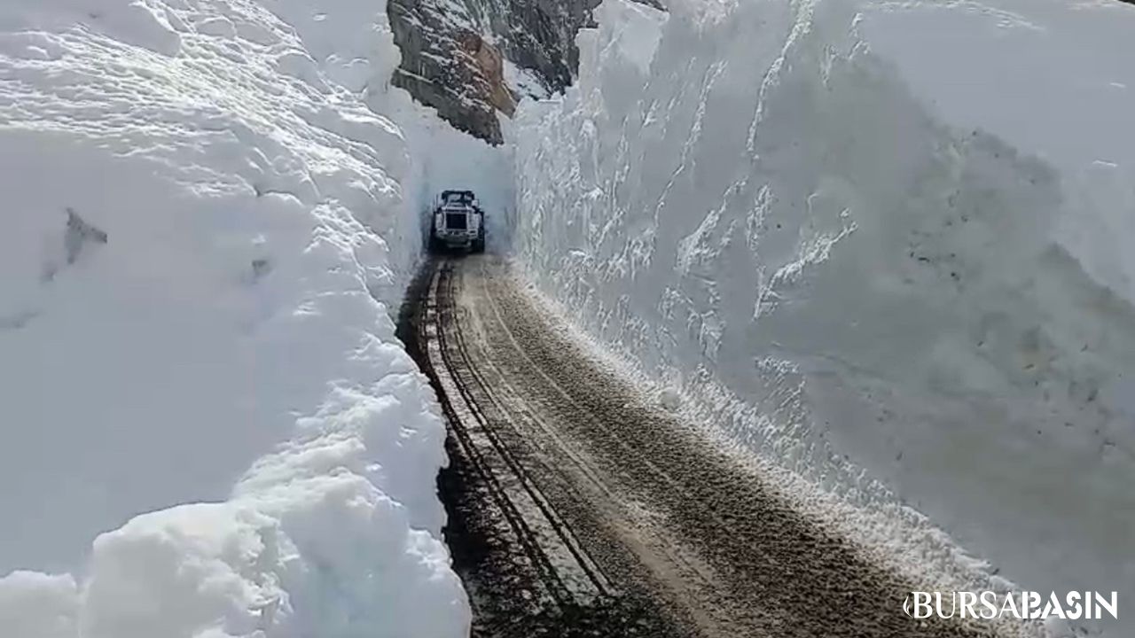Yüksekova'da 8 Metreyi Aşan Kar Tünelleri Açıldı!