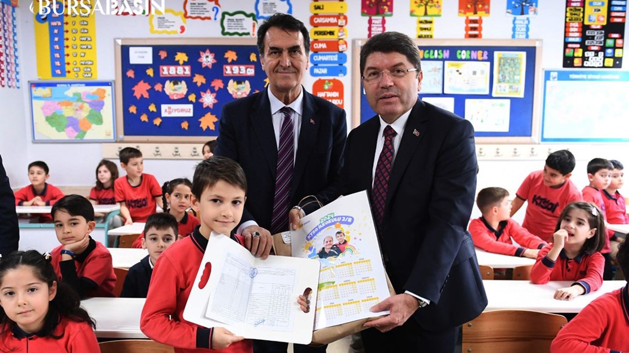 Başkan Dündar ve Bakan Tunç, İlkokuldaki Öğrencilere Karnelerini Dağıttı