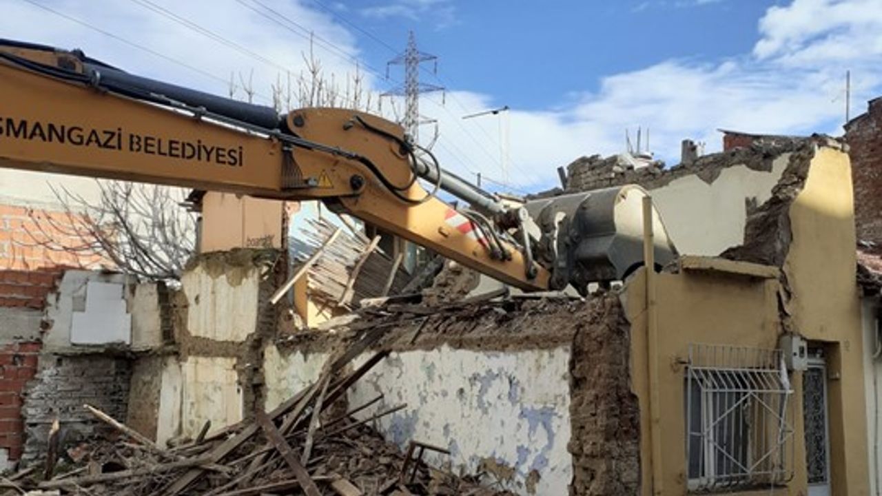 Osmangazi Belediyesi, Metruk Yapıları Hızla Yıkarak Güvenliği Sağlıyor