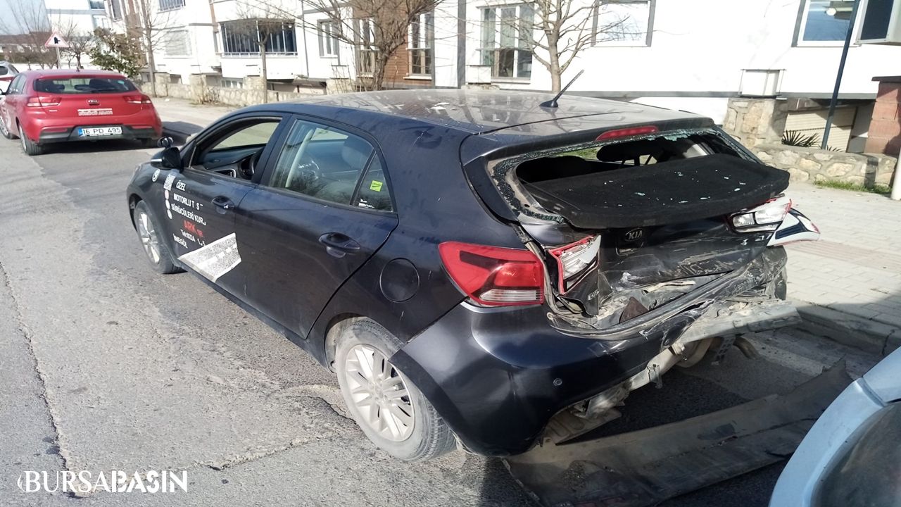 Ehliyet Sınavında Kaza: Kamyonet, Otomobile Çarptı, 4 Yaralı
