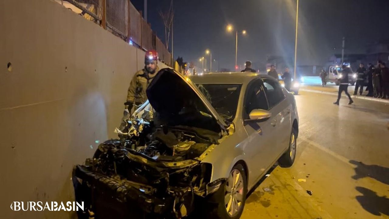 Bursa'da Otomobil, Kamyonetle Çarpıştı: Araç Duvara Savruldu
