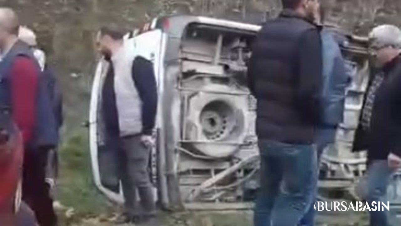 Orhaneli’de Yolcu Minibüsü Devrildi: 8 Yaralı