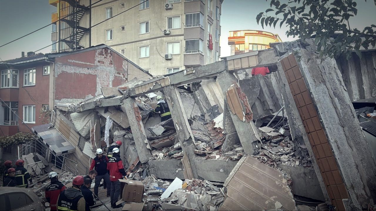 Gebze’de 6 Katlı Bina Çöktü: Enkaz Altında Kalanlar Var!