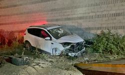 Bursa’da virajı alamayan Araç köprü duvarına çarptı 2 Yaralı!