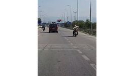 Bursa’da köpeğini motosiklet arkasına bırakan sürücünün  tehlikeli yolculuğu kameraya yansıdı
