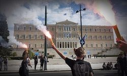 Yunanistan'da öğretmen ve öğrenciler gösteri düzenledi