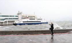 İzmir'de fırtına ulaşımı vurdu: Seferlerde aksama yaşanıyor