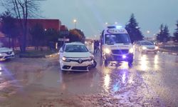 Bursa'da İki otomobil Çarpıştı 1 Yaralı