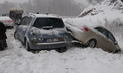 Uludağ'da Yağışın Etksiyle Bir Çok Araç Kaza Yaptı