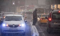 İstanbul'da kar yağışı etkisini artırıyor
